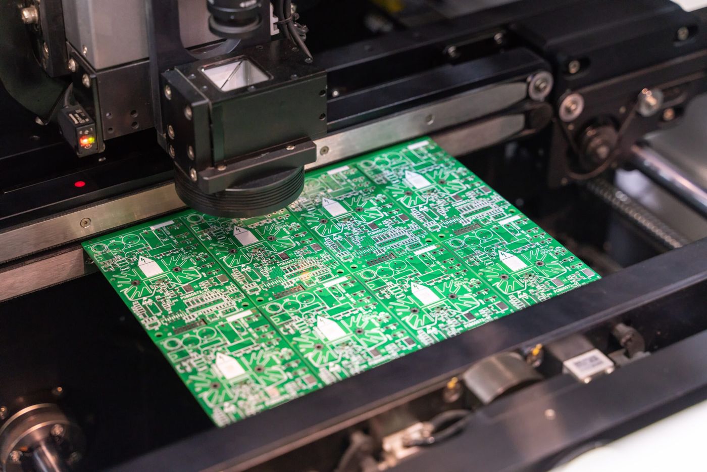 Printkort bearbejdes i en automatisk monteringsmaskine